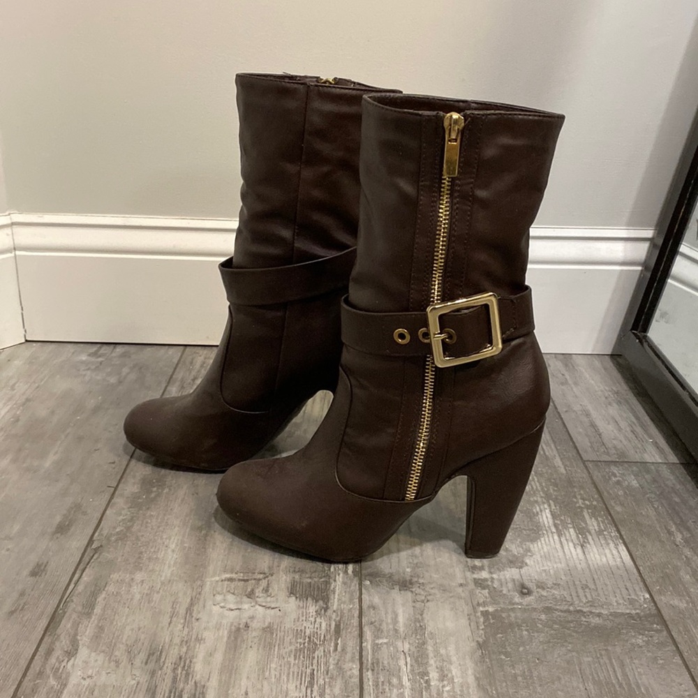 Mid-calf heeled boot